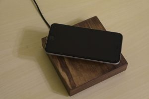 ovrcharge geek geschenke lost in drones holz ladestation 4